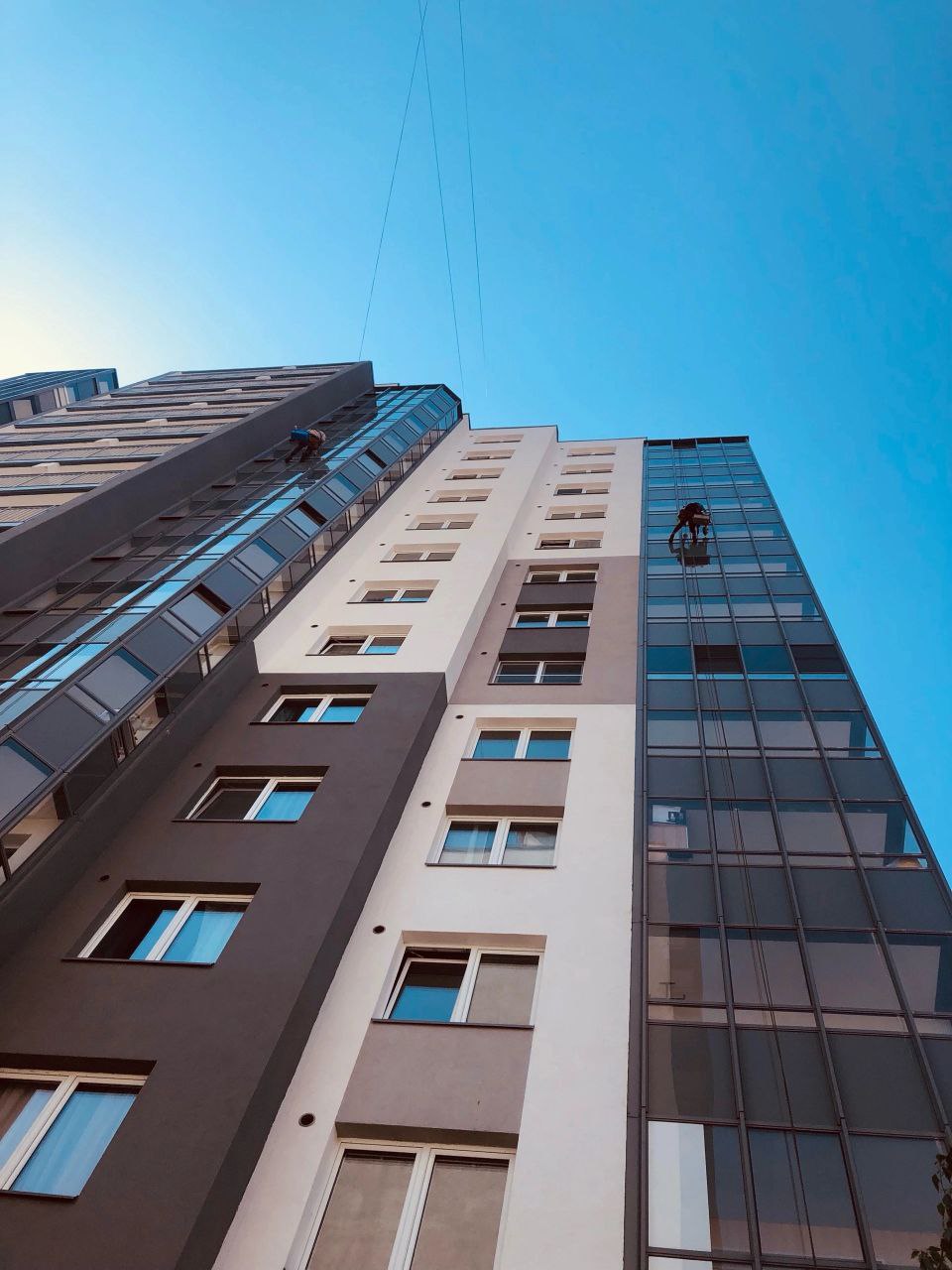 Два альпиниста на фасаде